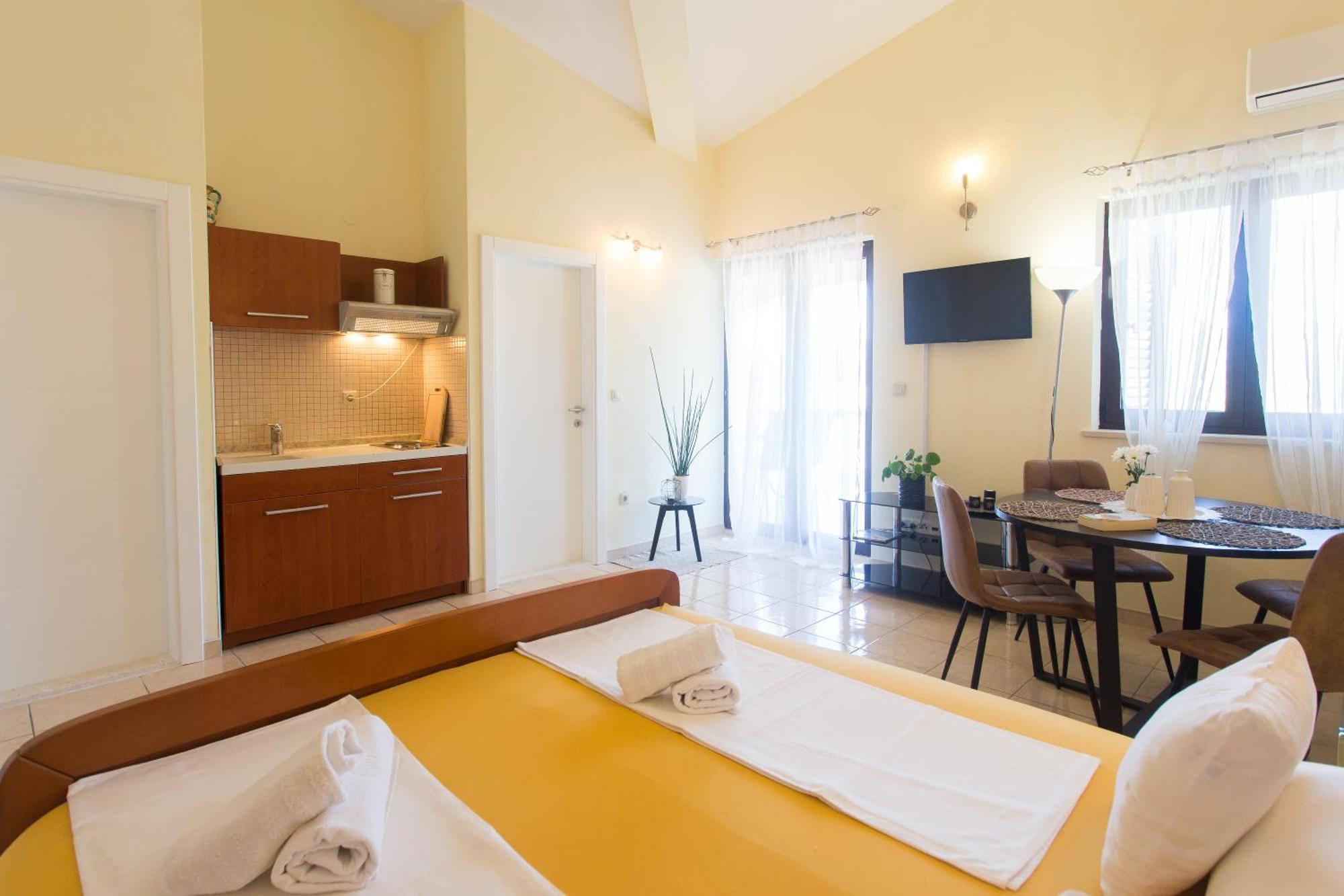 Apartmani Stanic Seget Vranjica Room photo